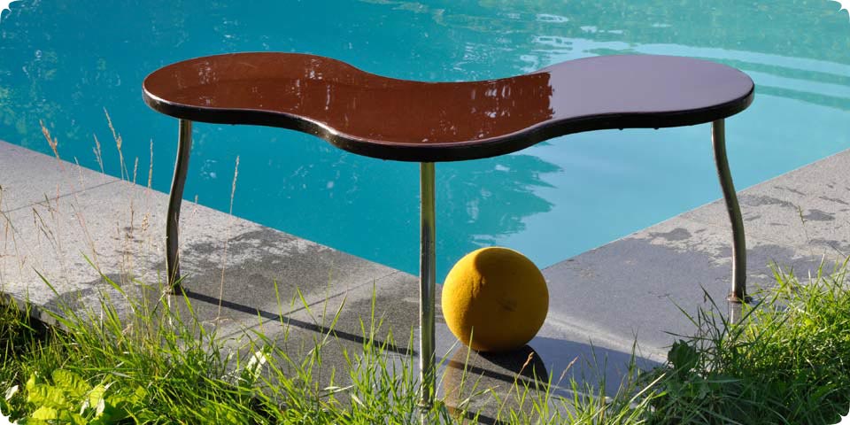 bank am pool mit ball