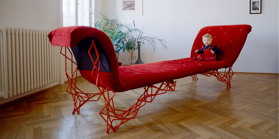 großes rotes Sofa